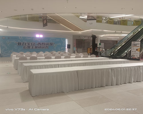 深圳白色会议桌椅活动现场案例图